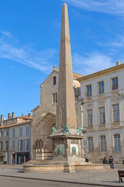 Arles, Fransa - 29 Ocak 2016: Roma Obelisk Tarihi Tarihi Tarihi Tarihi Cumhuriyet Meydanı Kış Günü.