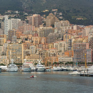 Monako - 2 Şubat 2016: Şehrimizdeki Port Hercule Kış Günü 'nde Şatafatlı Yatlar.