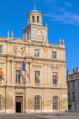 Arles, Fransa - 29 Ocak 2016: Old Town 'da Belediye Binası Hotel de Ville Sunny Winter Day.