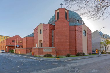 Fredrikstad, Norveç - 28 Ekim 2016: Sonbahar Günü St. Birgitta Katolik Kilisesi Kırmızı Tuğla Binası.