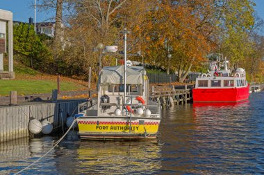 Fredrikstad, Norveç - 28 Ekim 2016: Liman İdaresi Gemisi ve Yolcu Feribotu Glomma River Rıhtımı Sunny Sonbahar Günü.