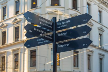 Oslo, Norveç - 29 Ekim 2016: Başkent Merkezi 'nde Yön Okları Turizm Bilgisi Etkinlikleri Simgesi İşareti.