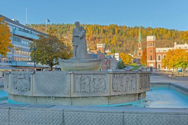 Drammen, Norveç - 28 Ekim 2016: Sankt Hallvard Kuyusu Çeşmesi Şehir Meydanı Tarihi Simgesi Sonbahar Öğleden Sonra.
