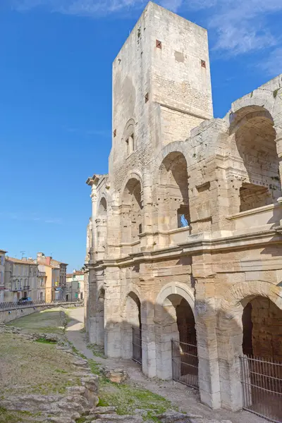 Arles, Fransa - 29 Ocak 2016: Sunny Winter Day 'de Antik Roma Amfitiyatrosu Tarihi Yapı Tarihi Simgesi.