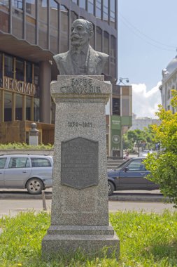 Belgrad, Sırbistan - 11 Mayıs 2024: Beogradjanka Sarayı önünde Profesör Corce Stanojeviç 'in Bronz Baskını.