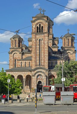 Belgrad, Sırbistan - 13 Mayıs 2024: Başkent Merkezindeki Tasmajdan Parkı 'ndaki St Mark Ortodoks Kilisesi.