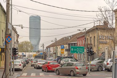Belgrad, Sırbistan - 11 Mart 2024: Kültür Merkezi Grad Savamala Eski Şehir Merkezi Brace Krsmanoviç Caddesi ve Başkent 'te Yeni Gökdelen Kula.