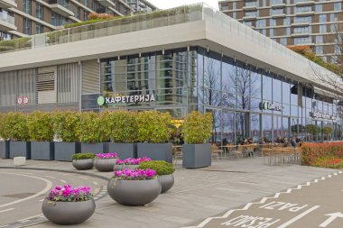 Belgrad, Sırbistan - 11 Mart 2024: Başkent Kış Günü 'nde Waterfront' taki Kafeterya Kahve Dükkanında Büyük Teras.