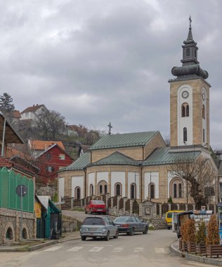 Donji Milanovac, Sırbistan - 14 Mart 2024: Aziz Nicholas Ortodoks Kilisesi Bulutlu Bahar Günü.