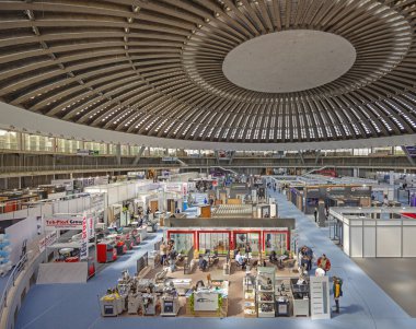 Belgrad, Sırbistan - 22 Nisan 2024: İnşaat Sanayi Sanayii Fuarı Büyük Salon 1 'de Arı Fuarı.