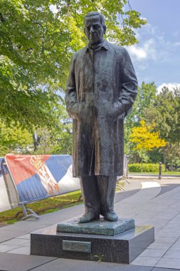Belgrad, Sırbistan - 11 Mayıs 2024: İvo Andriç 'in Bronz Heykeli Ünlü Yazar Nobel Ödüllü Başkent Merkezi Tarihi Tarihi Simgesi.