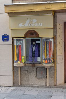 Belgrad, Sırbistan - Mayıs 04, 2024: Ünlü Bağlar ve Yaylar Moda Aksesuarları Dükkanı 1978 'den beri Neven Neckties' te Başkentteki Cika Ljubina Caddesi 'nde bulunan çeşitli Guinness Sertifikalarıyla.
