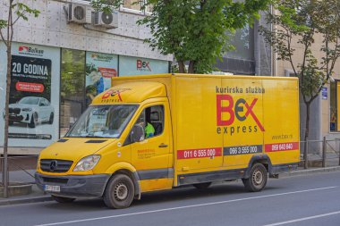 Belgrad, Sırbistan - 15 Mayıs 2024: Başkentteki Şirket Binası Bex Express Kurye Hizmetinde Sarı Teslimat Minibüsü.