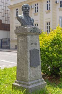 Belgrad, Sırbistan - 11 Mayıs 2024: İlkbahar Günü Başkent Masarikova Caddesi 'nde Profesör Corce Stanojeviç' in Bronz Baskını.