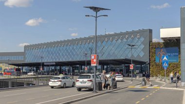 Belgrad, Sırbistan - 28 Mayıs 2024: Nikola Tesla Havaalanı Yeni İnşaat ve Kalkış Terminal Yolu Surcin.