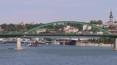 Belgrad 'daki Sava Nehri üzerindeki Yeşil Kemer Köprüsü Sırbistan' da Yaz Seyahati