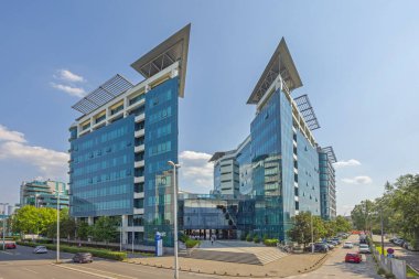 Belgrad, Sırbistan - 19 Haziran 2023: Modern Office Building Complex Sava Business Center SBC Milentija Popovica Street Summer Day.