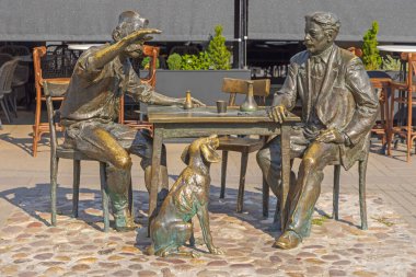 Nis, Sırbistan - 04 Ağustos 2022: Stevan Sremac Kalca 'nın Bronz Heykeli ve Şehir Merkezindeki Kopitareva Caddesi' ndeki Evcil Köpek Anıtı.