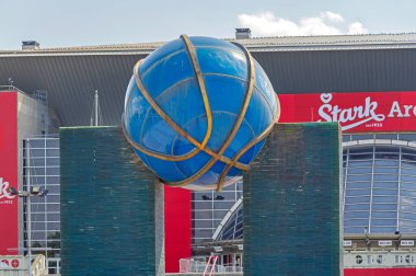 Belgrad, Sırbistan - 19 Haziran 2023: Stark Arena Modern Spor Tesisinin önündeki Büyük Mavi Basketbol Anıtı.