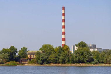 Novi Sad, Sırbistan - 19 Ağustos 2022: Tuna Nehri 'ndeki Uzun Baca Yığını Termik Santrali.
