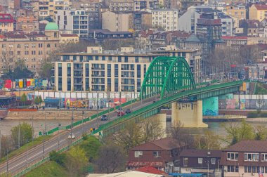 Belgrad, Sırbistan - 09 Nisan 2023: River Sava Eski Kasabası üzerindeki Yeşil Kemer Köprüsü.