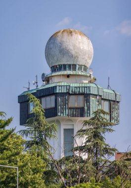 Belgrad, Sırbistan - 19 Haziran 2023: Meteoroloji İstasyonu Kulesinde Hava İzleme Doppler Radar Anteni.