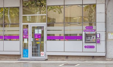 Belgrad, Sırbistan - 15 Ekim 2021: Komercijalna Ticaret Bankası Binası 'na Başkent Merkezindeki 27 Marta Caddesi' ndeki ATM 'li Giriş Sonbahar Günü.