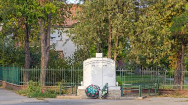 Gospodjinci, Sırbistan - 18 Eylül 2021: Voyvodina 'nın South Backa İlçesindeki Village Park Park' ta Düşen Askerler ve 2. Dünya Savaşı Mağdurları Anıtı.