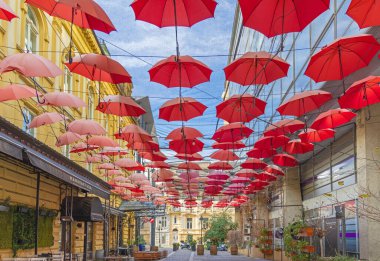 Belgrad, Sırbistan - 28 Kasım 2021: Manufaktura Restoran Şehir Merkezi önünde Kırmızı Şemsiyelerle Kaplanmış Sokak.