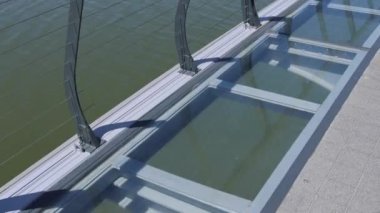 Yeni Şeffaf Cam Köprü Foor Nehir Yaya Yolu Üzerinde