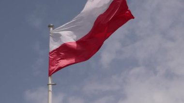 Polonya Cumhuriyeti Güçlü Rüzgar Bayrağı Güneşli Gün Gökyüzünü Bulutlandırıyor