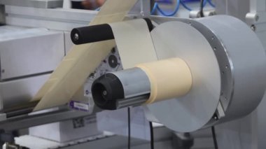 Paketleme Kayışında Otomatik Etiketleme Makinası Etiketleri Yuvarlanıyor