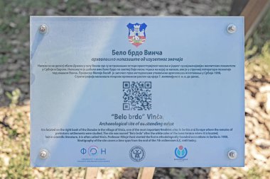 Belgrad, Sırbistan - 11 Eylül 2021: Neolitik Dönemden kalma Vinca mevkiinde Belo Brdo Plaket Tabelasının En Değerli Arkeolojik Alanı.