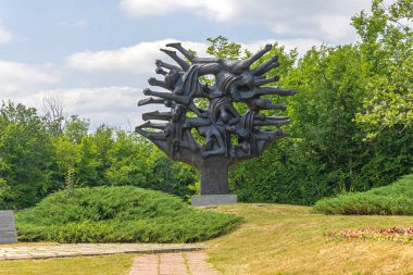 Kragujevac, Sırbistan - 26 Mayıs 2022: Sumarice Memorial Park 'ta Heykeltıraş Nandor Glid' in Bir Savaş Anıtı İçin Yüz Yıl Tarihi.