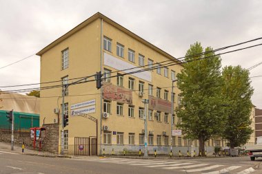 Belgrad, Sırbistan - 23 Ekim 2021: İkinci Ekonomi Lisesi ve Belgrad Üniversitesi Güvenlik Çalışmaları Fakültesi Başkent Binası.