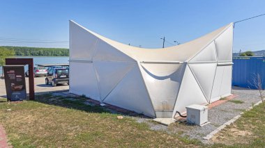 Belgrad, Sırbistan - 11 Eylül 2021: Neolihiç Dönemden kalma Belo Brdo Arkeoloji Alanına Giriş Önünde Geçici Çadır Yapısı.