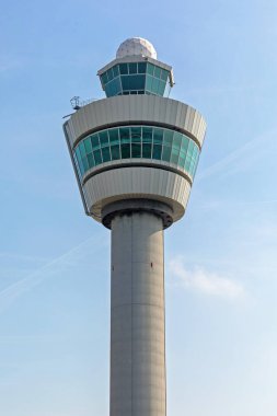 Amsterdam, Hollanda - 14 Mayıs 2018: Schiphol Havalimanı Bahar Günü Havalimanı Kule Yapısı.