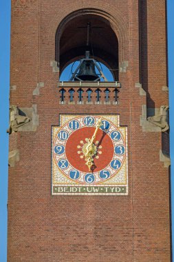 Amsterdam, Hollanda - 15 Mayıs 2018: Damrak Caddesi 'ndeki Beurs van Berlage Tarihi Binası Saat Çevirme ve Çan Kulesi.