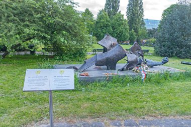 Amsterdam, Hollanda - 17 Mayıs 2018: Yaşayan Soykırım Anıtı Şehir Parkındaki Nergis Projesi.