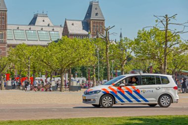 Amsterdam, Hollanda - 15 Mayıs 2018: Müze Honthorststraat Sokak Bahar Günü Polis Aracı Sürücüsü.