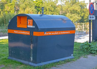 Amsterdam, Hollanda - 14 Mayıs 2018: Plastik Paketleme İçecek Kutuları Geri Dönüşüm Konteynırı.