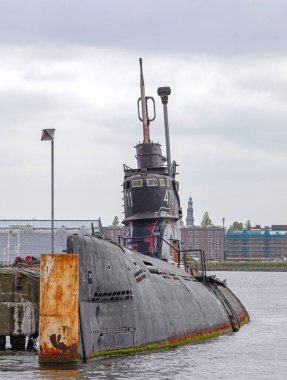 Amsterdam, Hollanda - 18 Mayıs 2018: Devre dışı bırakılan Zulu sınıfı Sovyet Donanma Denizaltısı Kuzey Filosu Kanal 'a yanaştı.