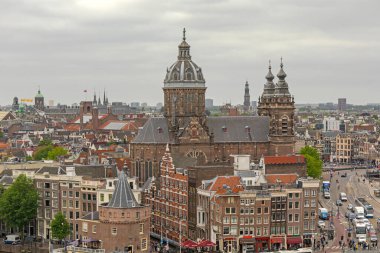 Amsterdam, Hollanda - 18 Mayıs 2018: Bulutlu Bahar Günü Başkent Merkezi 'nde Aziz Nicholas Kilisesi Kubbesi' nin Hava Görüntüsü.