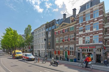 Amsterdam, Hollanda - 16 Mayıs 2018: Jodenbreestraat Caddesi 'ndeki ünlü Hollanda Altın Çağ Ressamı Rembrandt Müzesi Sunny Spring Day.
