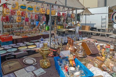 Amsterdam, Hollanda - 16 Mayıs 2018: Sunny Spring Day 'de Old Town' da satılık bit pazarı için Knick Knack Vintage Vinro Stuff hatıra eşyaları tabakları.