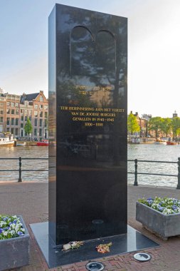 Amsterdam, Hollanda - 14 Mayıs 2018: Amstel Nehri Kıyısı 'nda İkinci Dünya Savaşı sırasında Yahudi Direnişi için Siyah Granit Taş Anıtı.