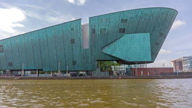 Amsterdam, Hollanda - 17 Mayıs 2018: Modern Glass Building NEMO Bilim Müzesi Oosterdok Bahar Günü Tarihi.