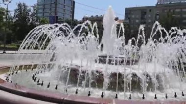 Sırbistan 'ın Belgrad' ın Vuk Meydanı 'ndaki Sıcak Yaz Gününde Su Fıskiyesinde Dolaşmak