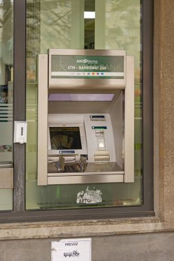 Negotin, Sırbistan - 15 Mart 2024: Otomatik Teller Makinesi Sırp Aik Bankası Ofis Penceresinde ATM.