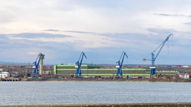 Drobeta Turnu Severin, Romanya - 14 Mart 2024: Severnav Tersanesi Sanayi Bölgesi Tuna Nehri Kıyısı Bulutlu Bahar Günü.